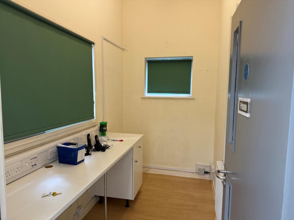 Lot: 77 - FORMER YOUTH HOSTEL IN ELEVATED LOCATION WITH POTENTIAL - Office and reception area